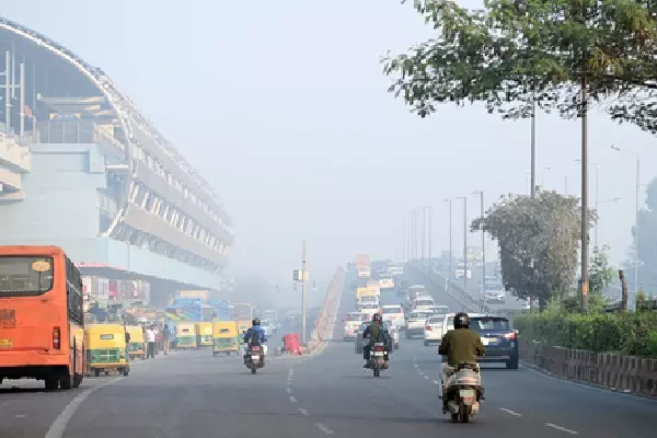 Delhi में जहरीली धुंध छाई, वायु गुणवत्ता गंभीर स्तर पर पहुंची Delhi में जहरीली धुंध छाई, वायु गुणवत्ता गंभीर स्तर पर पहुंची