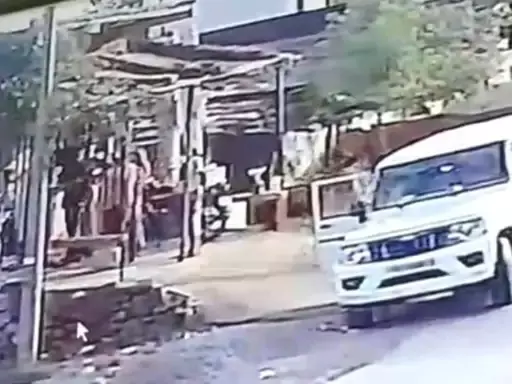 दुकानदार को आबकारी टीम ने जबरन धमकाया, बेटी के साथ भी मारपीट करने का लगाया आरोप दुकानदार को आबकारी टीम ने जबरन धमकाया, बेटी के साथ भी मारपीट करने का लगाया आरोप