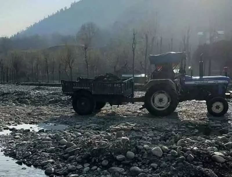 अनंतनाग में खनिजों के अवैध उत्खनन पर रोक, कई वाहन जब्त अनंतनाग में खनिजों के अवैध उत्खनन पर रोक, कई वाहन जब्त