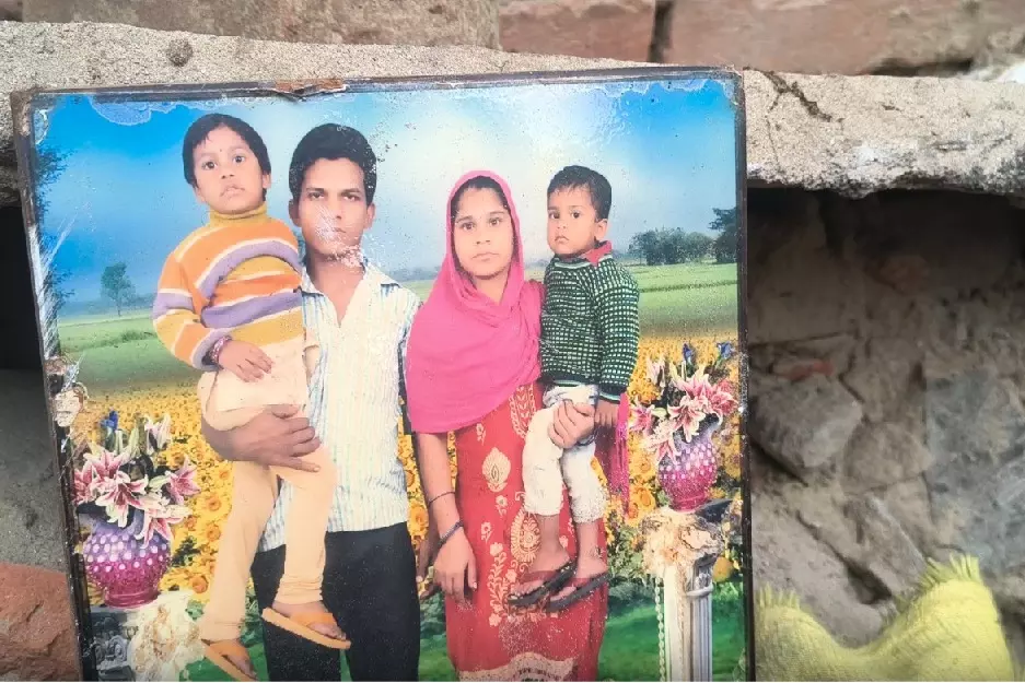 Patna के दानापुर में मकान की छत गिरने से एक ही परिवार के पांच लोगों की मौत Patna के दानापुर में मकान की छत गिरने से एक ही परिवार के पांच लोगों की मौत