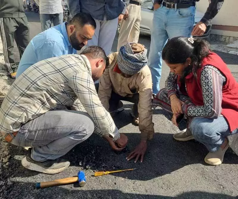 Hoshiarpur DC ने सड़क निर्माण कार्यों का निरीक्षण किया, सख्त गुणवत्ता मानदंडों के आदेश दिए Hoshiarpur DC ने सड़क निर्माण कार्यों का निरीक्षण किया, सख्त गुणवत्ता मानदंडों के आदेश दिए