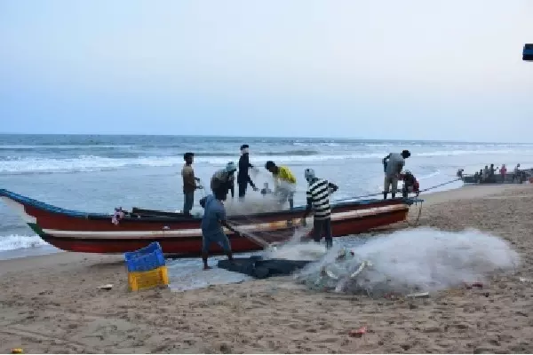 Sri Lankan नौसेना ने तमिलनाडु के 14 भारतीय मछुआरों को गिरफ्तार किया Sri Lankan नौसेना ने तमिलनाडु के 14 भारतीय मछुआरों को गिरफ्तार किया