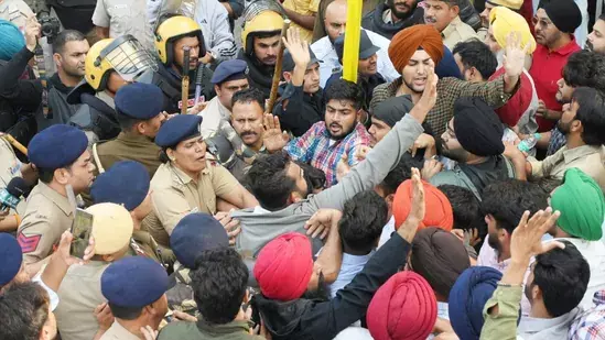 Panjab, पीयू सीनेट चुनाव की तारीखों की मांग को लेकर विरोध प्रदर्शन बढ़ने पर पुलिस ने बल प्रयोग किया Panjab, पीयू सीनेट चुनाव की तारीखों की मांग को लेकर विरोध प्रदर्शन बढ़ने पर पुलिस ने बल प्रयोग किया