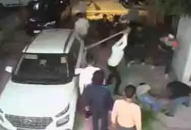 Etawah में घर के बाहर व्यक्ति की रॉड और डंडों से पिटाई Etawah में घर के बाहर व्यक्ति की रॉड और डंडों से पिटाई