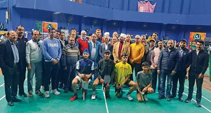 Mandi में युवा शटलरों के बीच मुकाबला Mandi में युवा शटलरों के बीच मुकाबला