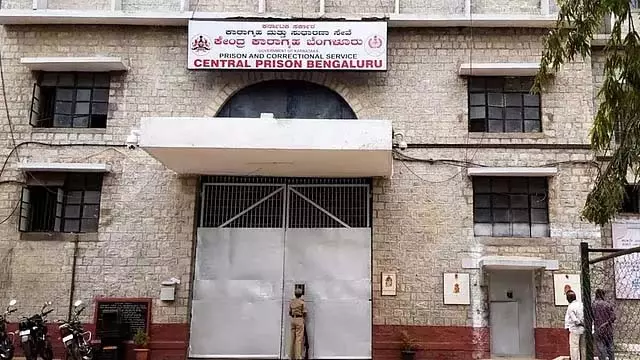 परप्पना अग्रहारा सेंट्रल जेल में कैदियों को शाही मेहमाननवाज़ी: तीन अधिकारी सस्पेंड परप्पना अग्रहारा सेंट्रल जेल में कैदियों को शाही मेहमाननवाज़ी: तीन अधिकारी सस्पेंड