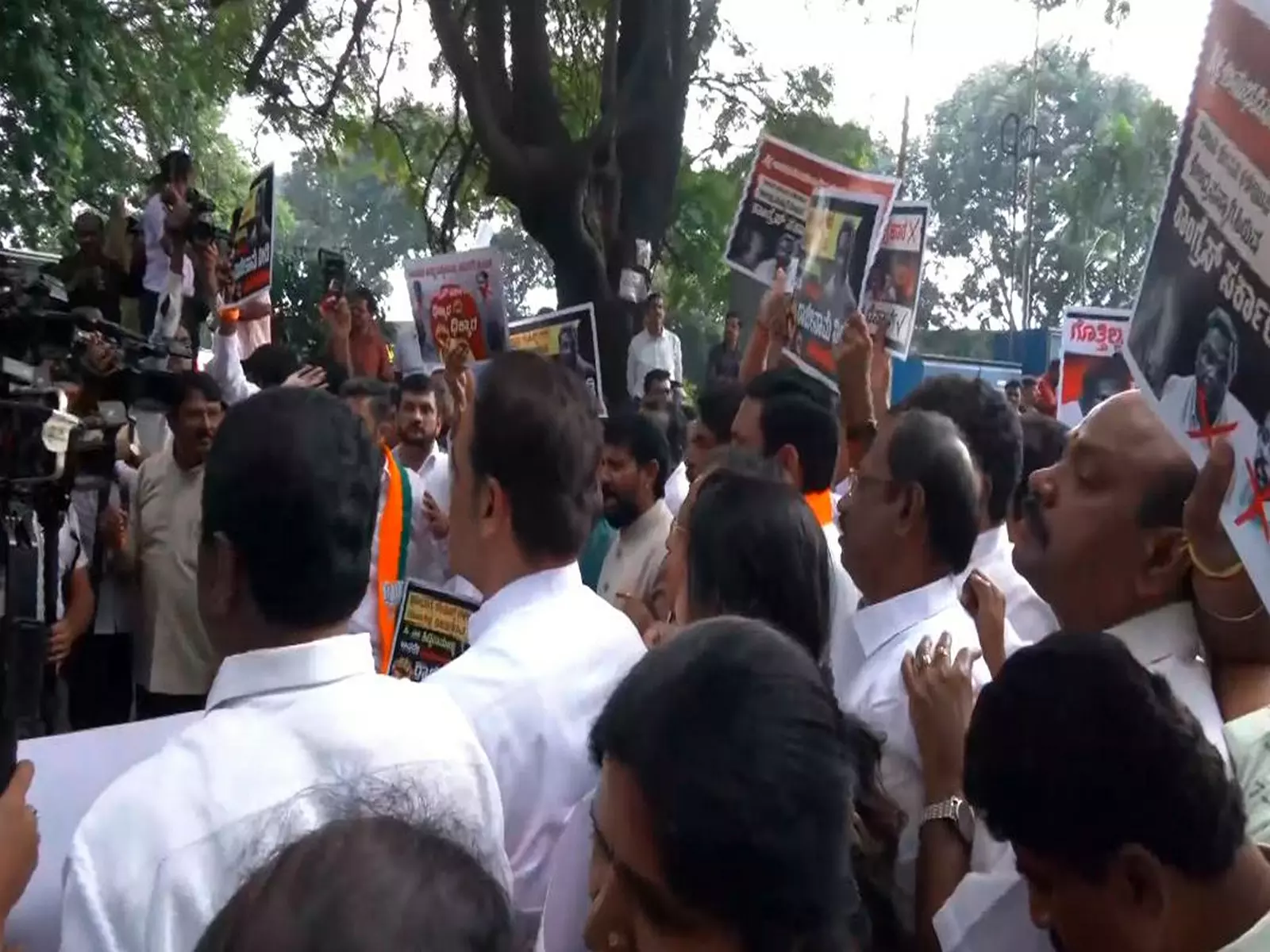 बेंगलुरु जेल के वायरल वीडियो को लेकर भाजपा ने सीएम सिद्धारमैया के आवास के बाहर किया प्रदर्शन बेंगलुरु जेल के वायरल वीडियो को लेकर भाजपा ने सीएम सिद्धारमैया के आवास के बाहर किया प्रदर्शन