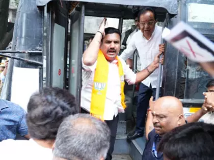 बेंगलुरु में CM आवास मार्च के दौरान भाजपा नेता हिरासत में बेंगलुरु में CM आवास मार्च के दौरान भाजपा नेता हिरासत में