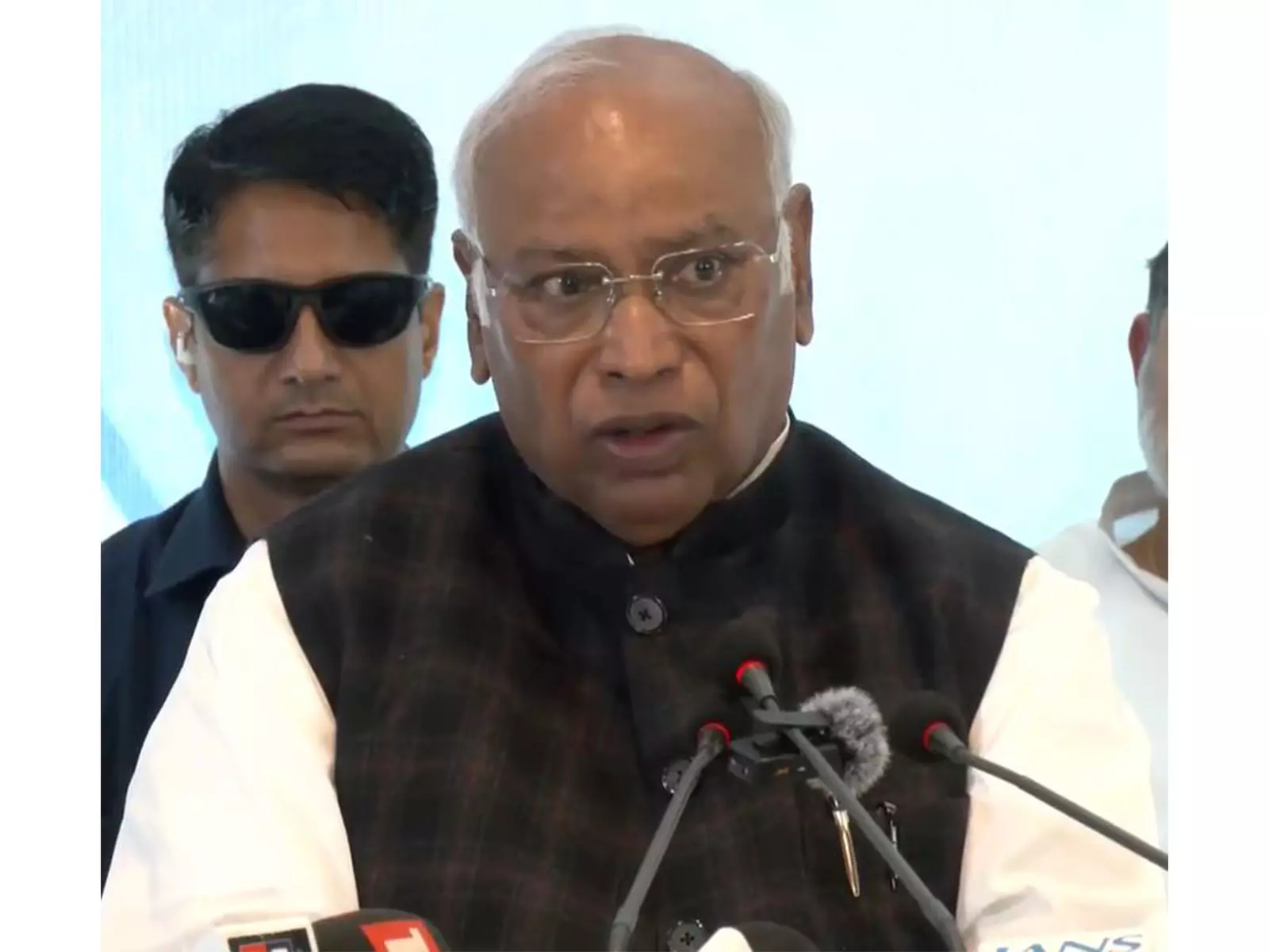 महागठबंधन बिहार को 20 साल के कमजोर शासन से मुक्ति दिलाएगा: Mallikarjun Kharge महागठबंधन बिहार को 20 साल के कमजोर शासन से मुक्ति दिलाएगा: Mallikarjun Kharge