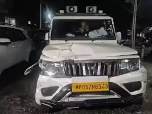Bhopal: बोलेरो ने सिग्नल पर खड़ी कारों को मारा, पुलिस ने पीछा कर पकड़ा Bhopal: बोलेरो ने सिग्नल पर खड़ी कारों को मारा, पुलिस ने पीछा कर पकड़ा