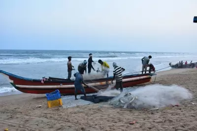 Sri Lankan नौसेना ने तमिलनाडु के 14 भारतीय मछुआरों को गिरफ्तार किया Sri Lankan नौसेना ने तमिलनाडु के 14 भारतीय मछुआरों को गिरफ्तार किया