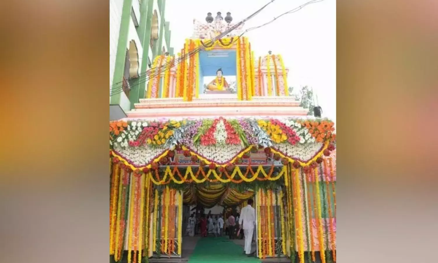 Pithapuram हरथी दुर्घटना से मंदिर की हुंडी में आग लग गई Pithapuram हरथी दुर्घटना से मंदिर की हुंडी में आग लग गई