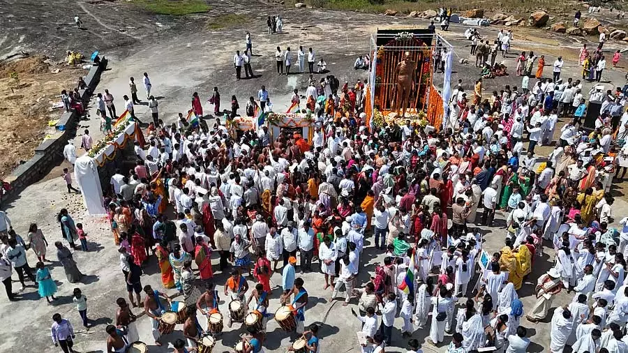 Karnataka : शांतिगिरी में मुनि महाराज की मूर्ति पर हजारों भक्त आते है Karnataka : शांतिगिरी में मुनि महाराज की मूर्ति पर हजारों भक्त आते है