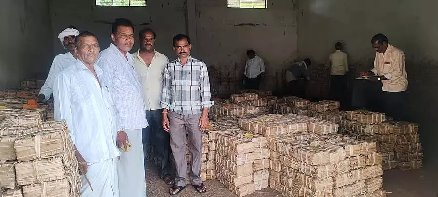 गुड़ की नीलामी में देरी हुई; किसानों ने APMC अधिकारियों से मदद करने की अपील की गुड़ की नीलामी में देरी हुई; किसानों ने APMC अधिकारियों से मदद करने की अपील की