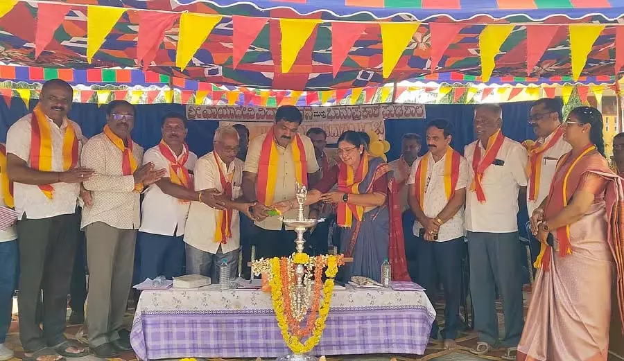 साहित्य भवन के निर्माण के लिए स्थल: MLA साहित्य भवन के निर्माण के लिए स्थल: MLA