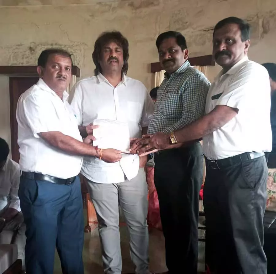 टीचर्स एसोसिएशन ने मंत्री मधु बंगारप्पा से विभिन्न मांगों को पूरा करने की अपील की टीचर्स एसोसिएशन ने मंत्री मधु बंगारप्पा से विभिन्न मांगों को पूरा करने की अपील की