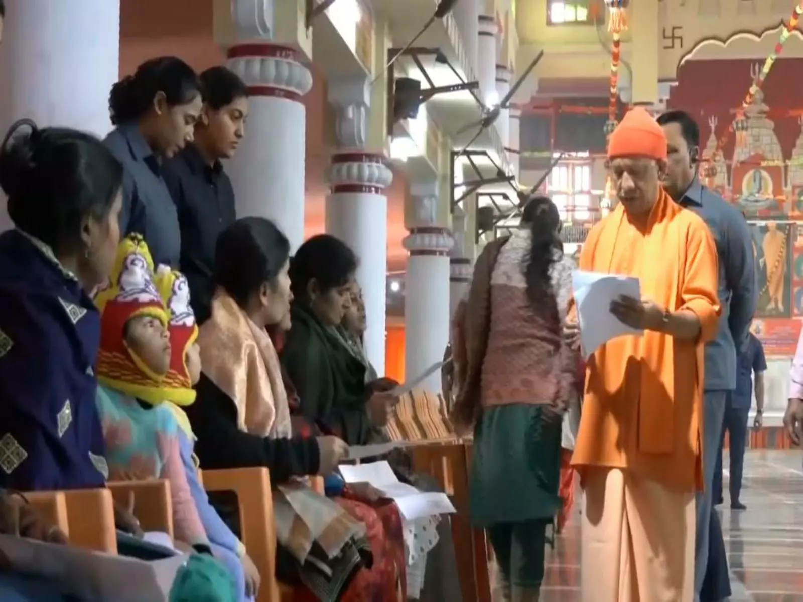 CM योगी आदित्यनाथ ने गोरखपुर के गोरखनाथ मंदिर में जनता दर्शन किए CM योगी आदित्यनाथ ने गोरखपुर के गोरखनाथ मंदिर में जनता दर्शन किए
