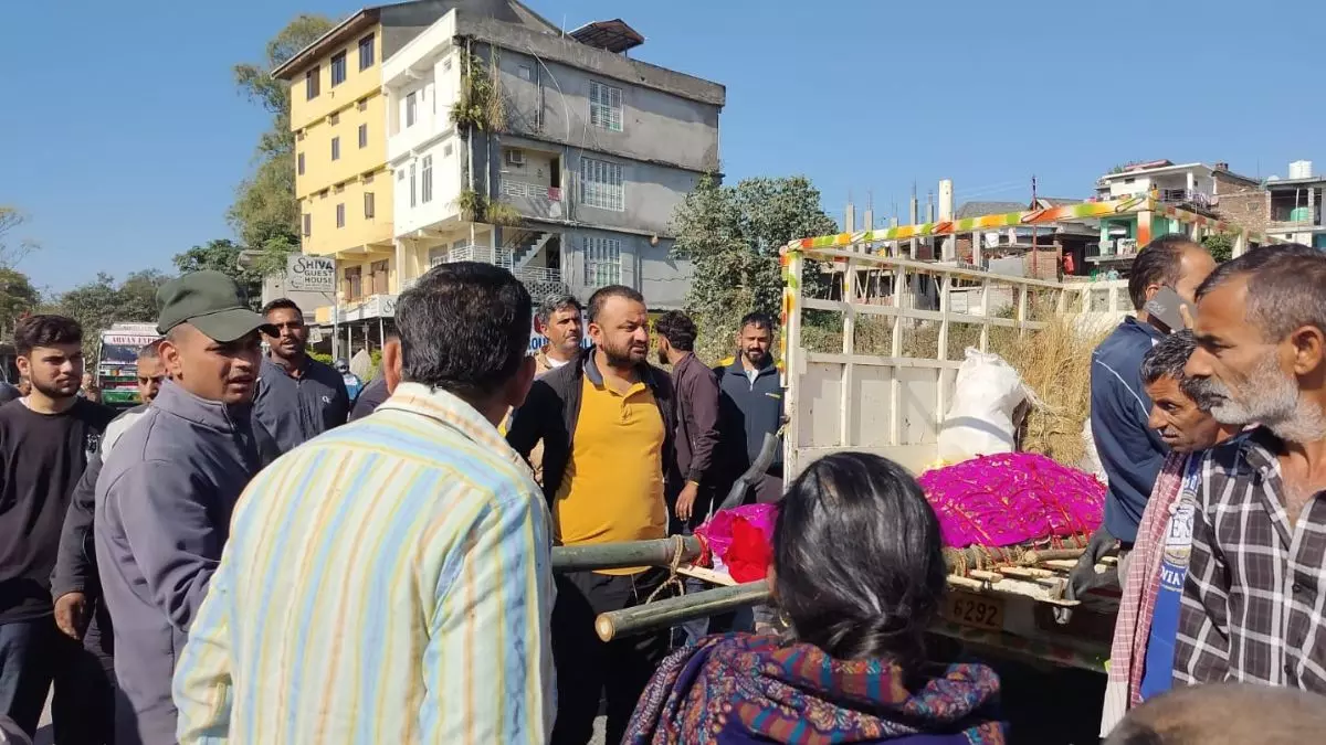 Hamirpur: महिला की मौत पर हमीरपुर में बवाल, एनएच पर चक्का जाम Hamirpur: महिला की मौत पर हमीरपुर में बवाल, एनएच पर चक्का जाम