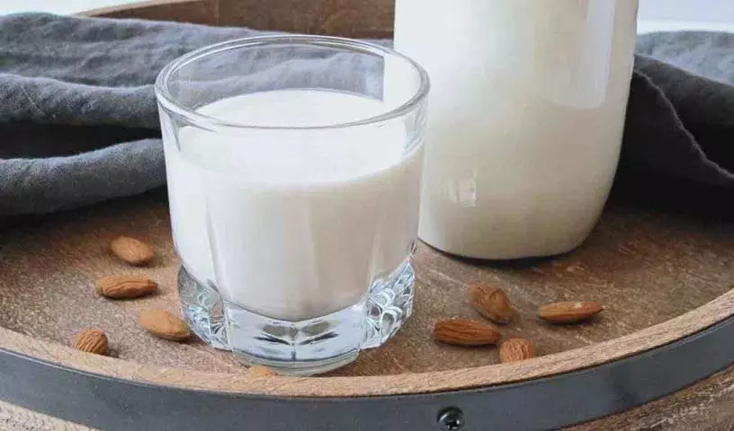बादाम का दूध प्राकृतिक रूप से ऐसे तैयार करें और पिएं.. मिलेंगे कई फायदे..! बादाम का दूध प्राकृतिक रूप से ऐसे तैयार करें और पिएं.. मिलेंगे कई फायदे..!