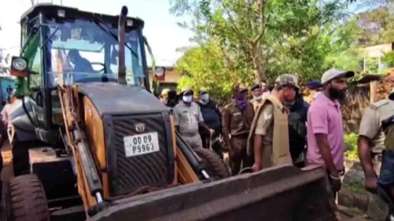 बारबिल में कार्रवाई, आपराधिक आरोपियों के घरों को बुलडोजर से तोड़ा बारबिल में कार्रवाई, आपराधिक आरोपियों के घरों को बुलडोजर से तोड़ा