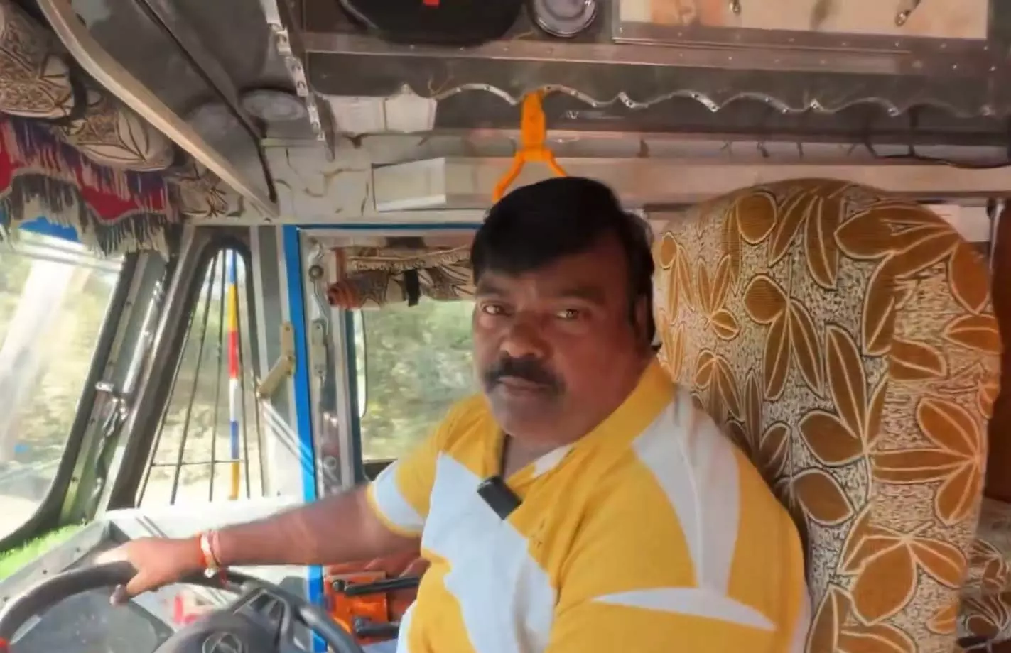 भारत के मशहूर ट्रक ड्राइवर व्लॉगर ने अवैध वसूली का किया विरोध, कौन हैं राजेश रवानी? भारत के मशहूर ट्रक ड्राइवर व्लॉगर ने अवैध वसूली का किया विरोध, कौन हैं राजेश रवानी?