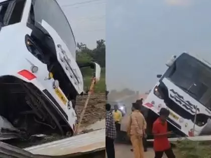 हैदराबाद-बापटला बस पलटी, 30 यात्री सुरक्षित हैदराबाद-बापटला बस पलटी, 30 यात्री सुरक्षित