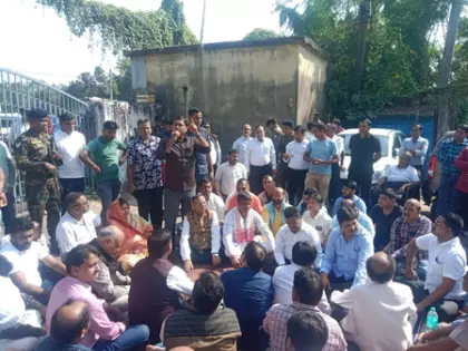 Jharkhand: व्यापारी पर लूट और गोलीबारी से धनबाद बाजार बंद Jharkhand: व्यापारी पर लूट और गोलीबारी से धनबाद बाजार बंद