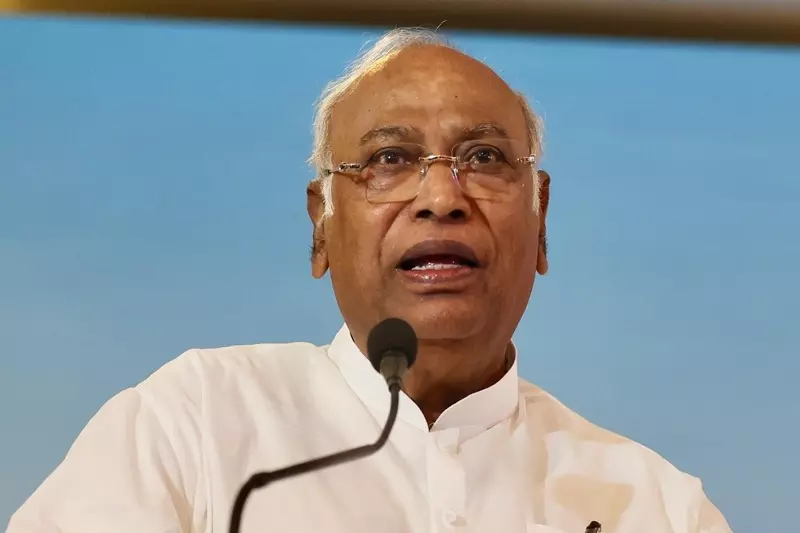 महागठबंधन बिहार को 20 साल की लाचार व्यवस्था से मुक्त कराएगा: कांग्रेस प्रमुख महागठबंधन बिहार को 20 साल की लाचार व्यवस्था से मुक्त कराएगा: कांग्रेस प्रमुख