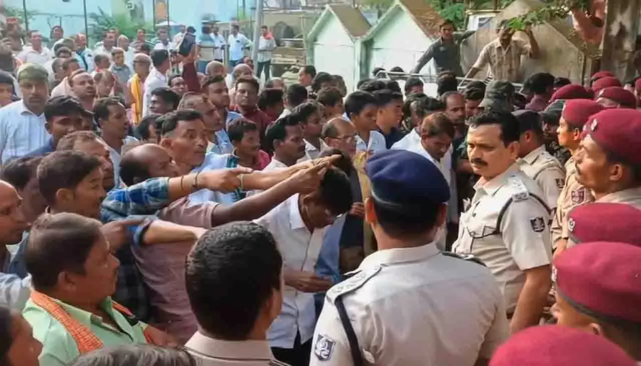धान पंजीकरण को लेकर किसानों और पुलिस के बीच झड़प, बरगढ़ में तनाव धान पंजीकरण को लेकर किसानों और पुलिस के बीच झड़प, बरगढ़ में तनाव
