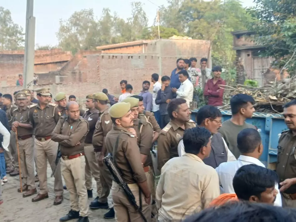 Bareilly: किसान के अंतिम संस्कार पर शांति बनाए रखने के लिए तैनात रही पुलिस Bareilly: किसान के अंतिम संस्कार पर शांति बनाए रखने के लिए तैनात रही पुलिस