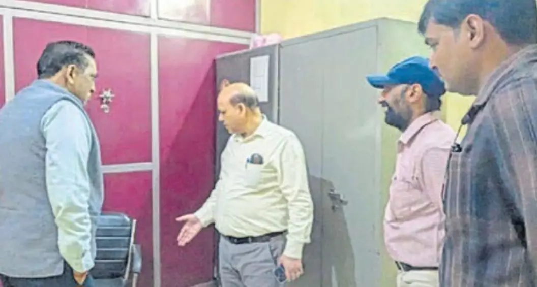 Bareilly: सीएमओ का औचक निरीक्षण, कई केंद्रों पर मिली गंदगी, दिए सफाई के निर्देश Bareilly: सीएमओ का औचक निरीक्षण, कई केंद्रों पर मिली गंदगी, दिए सफाई के निर्देश