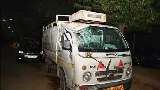 Noida: न्यू हिंडन फ्लाईओवर पर ट्रक दुर्घटना, 2 की मौत, 14 घायल Noida: न्यू हिंडन फ्लाईओवर पर ट्रक दुर्घटना, 2 की मौत, 14 घायल