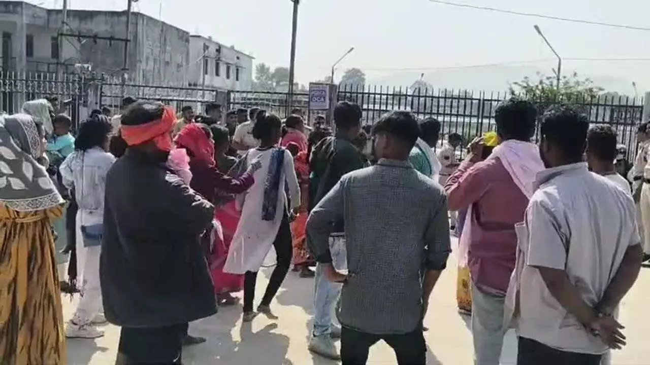 पुलिस कस्टडी में डेथ: थाने के बाहर बवाल, परिजनों ने लाश लेने से किया इनकार पुलिस कस्टडी में डेथ: थाने के बाहर बवाल, परिजनों ने लाश लेने से किया इनकार