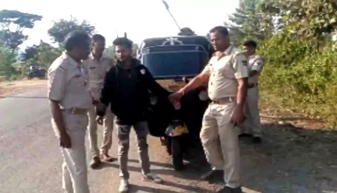 Odisha के गंजम में गांजा ले जा रहा ऑटो-रिक्शा जब्त, 1 गिरफ्तार Odisha के गंजम में गांजा ले जा रहा ऑटो-रिक्शा जब्त, 1 गिरफ्तार