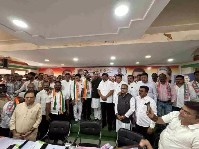 Uddhav Sena के पूर्व पार्षद कांग्रेस में लौटे; ठाकरे-चतुर्वेदी का प्रभाव खत्म Uddhav Sena के पूर्व पार्षद कांग्रेस में लौटे; ठाकरे-चतुर्वेदी का प्रभाव खत्म