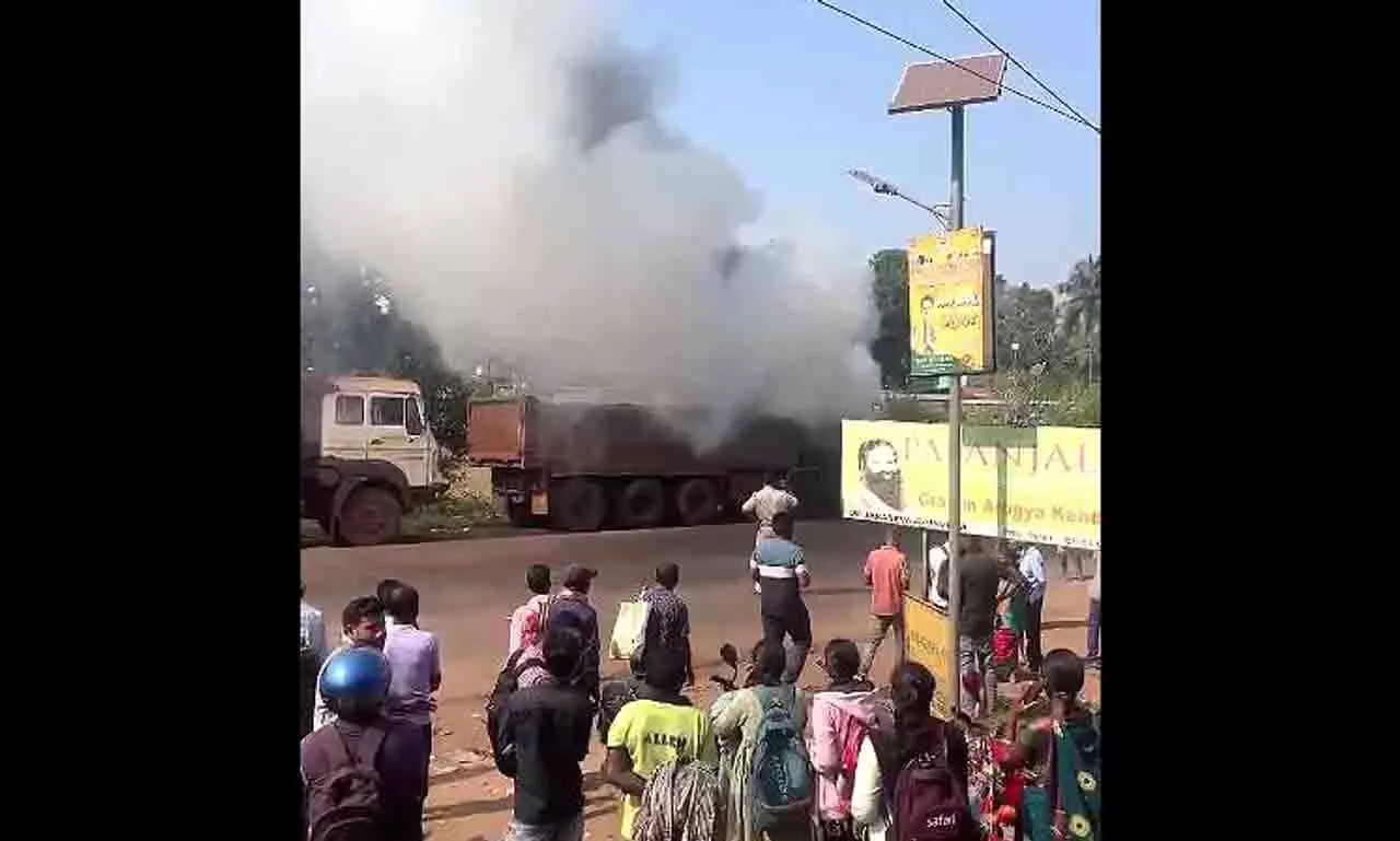 Odisha के क्योंझर में रिमुली छाक के पास हाइवा ट्रक में आग लग गई Odisha के क्योंझर में रिमुली छाक के पास हाइवा ट्रक में आग लग गई