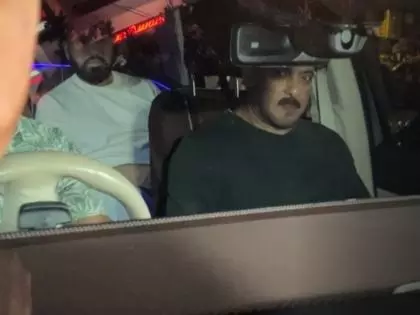 धर्मेंद्र का हालचाल जानने ब्रीच कैंडी अस्पताल पहुंचे Salman Khan धर्मेंद्र का हालचाल जानने ब्रीच कैंडी अस्पताल पहुंचे Salman Khan