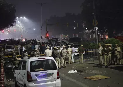 दिल्ली कार बम विस्फोट के बाद तमिलनाडु पुलिस हाई अलर्ट पर, वाहनों की जांच तेज दिल्ली कार बम विस्फोट के बाद तमिलनाडु पुलिस हाई अलर्ट पर, वाहनों की जांच तेज