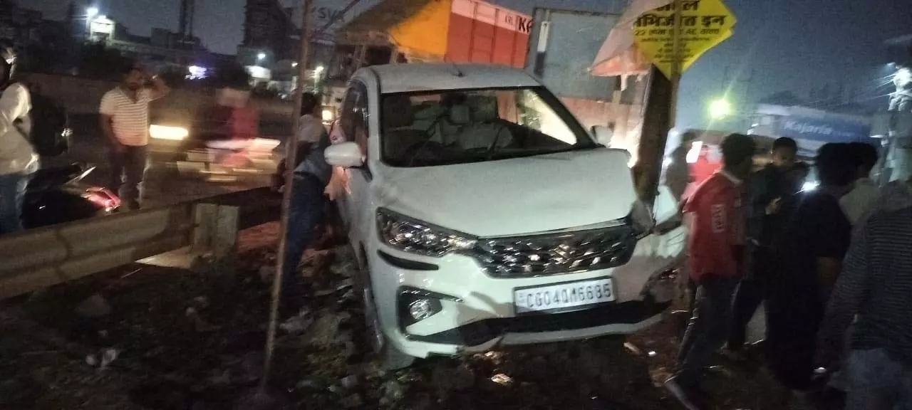 Raipur Breaking: रिंग रोड पर अर्टिगा कार खंभे से टकराई, चालक फरार Raipur Breaking: रिंग रोड पर अर्टिगा कार खंभे से टकराई, चालक फरार