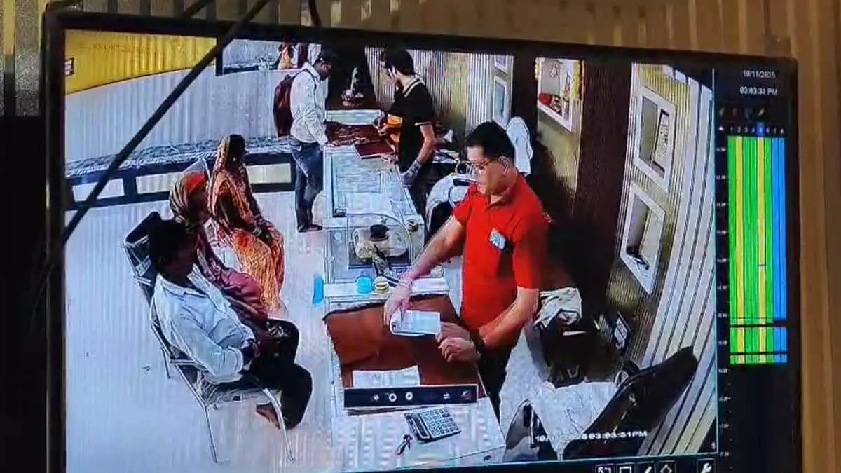 शिवरीनारायण में ज्वेलरी शॉप से उठाईगिरी, आरोपी सीसीटीवी में कैद शिवरीनारायण में ज्वेलरी शॉप से उठाईगिरी, आरोपी सीसीटीवी में कैद