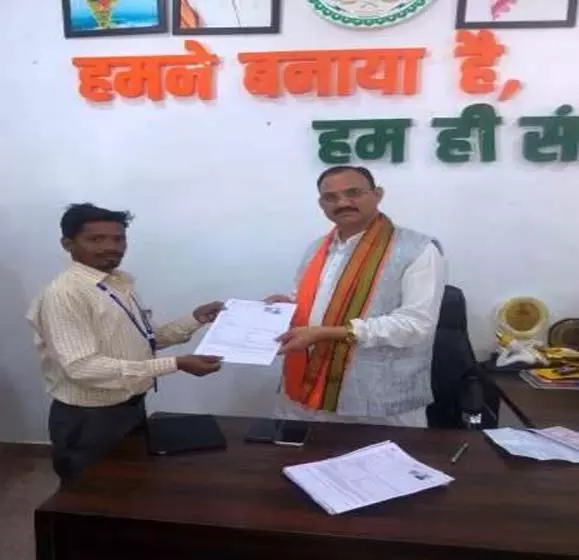 भाग संख्या 134 रतनपुर के बीएलओ ने स्वास्थ्य मंत्री को सौंपा ईएफ फॉर्म भाग संख्या 134 रतनपुर के बीएलओ ने स्वास्थ्य मंत्री को सौंपा ईएफ फॉर्म