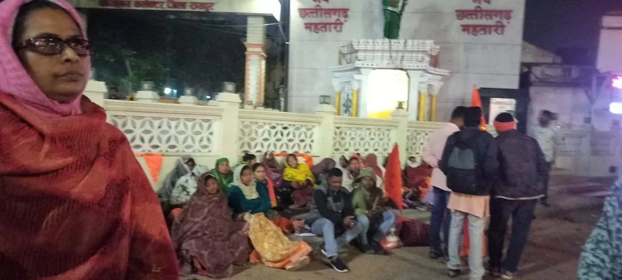 देर रात शिक्षक अनुकंपा नियुक्ति के लिए किया धरना प्रदर्शन, पुलिस मौके पर पहुंची देर रात शिक्षक अनुकंपा नियुक्ति के लिए किया धरना प्रदर्शन, पुलिस मौके पर पहुंची