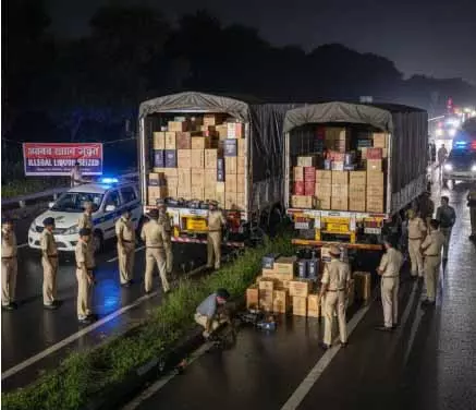 दो ट्रक अवैध विदेशी शराब जब्त, पुलिस ने तस्करी पर कसा शिकंजा दो ट्रक अवैध विदेशी शराब जब्त, पुलिस ने तस्करी पर कसा शिकंजा
