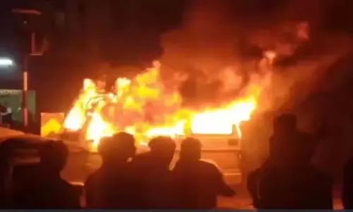 पुलिस वाहन को भीड़ ने जलाया, एक्सीडेंट के बाद यहां भारी तनाव पुलिस वाहन को भीड़ ने जलाया, एक्सीडेंट के बाद यहां भारी तनाव