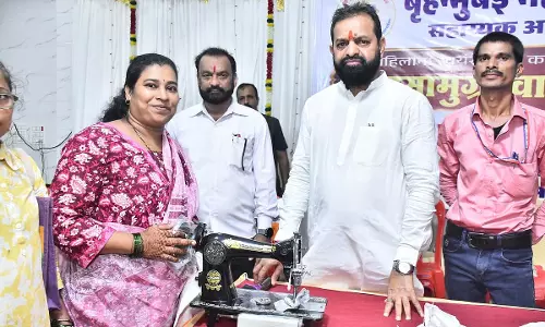 Mumbai : जूसर मिक्सर बांटते समय वोटर्स से शिवसेना उम्मीदवार को सपोर्ट करने की अपील की