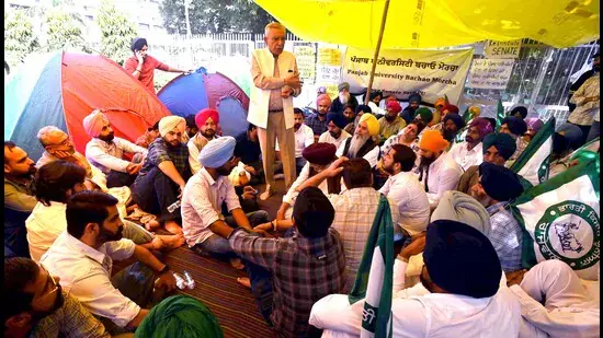 Panjab विश्वविद्यालय आज ‘बंद’ से पहले बाहरी लोगों के आने की तैयारी में Panjab विश्वविद्यालय आज ‘बंद’ से पहले बाहरी लोगों के आने की तैयारी में