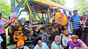 Ludhiana: दुगरी में स्कूल बस ने डिलीवरी बॉय को कुचला, परिवार ने तोड़फोड़ की