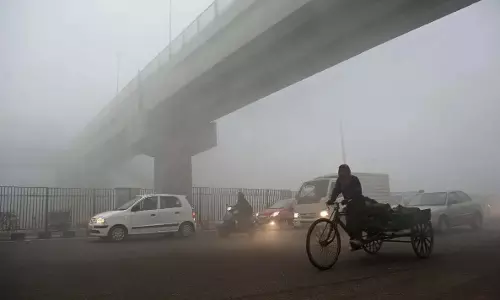 Delhi में ज़हरीले स्मॉग से बुरा हाल, हवा की क्वालिटी बहुत खराब हो गई Delhi में ज़हरीले स्मॉग से बुरा हाल, हवा की क्वालिटी बहुत खराब हो गई