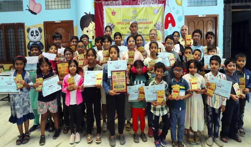 श्रेयान थिप्पर्थी और शारिका टुंकी ने ब्रिलियंट ट्रॉफी शतरंज टूर्नामेंट में शीर्ष खिताब जीते श्रेयान थिप्पर्थी और शारिका टुंकी ने ब्रिलियंट ट्रॉफी शतरंज टूर्नामेंट में शीर्ष खिताब जीते