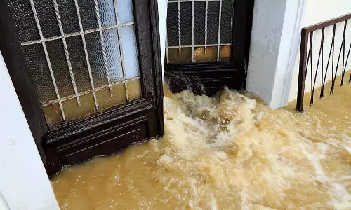 कोच्चि में KWA पानी की टंकी गिरने से घरों में पानी भर गया, गाड़ियां बह गई कोच्चि में KWA पानी की टंकी गिरने से घरों में पानी भर गया, गाड़ियां बह गई